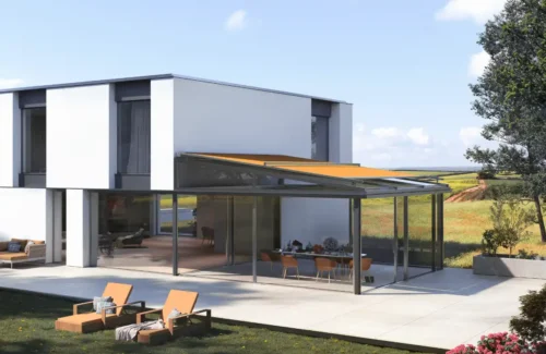 Modernes Haus mit Terrasse und Sonnenmarkise