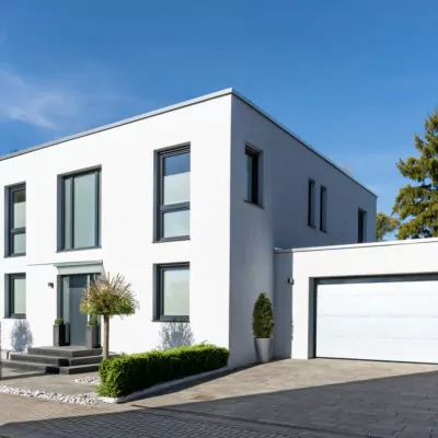 Weißes cleanes Garagtor