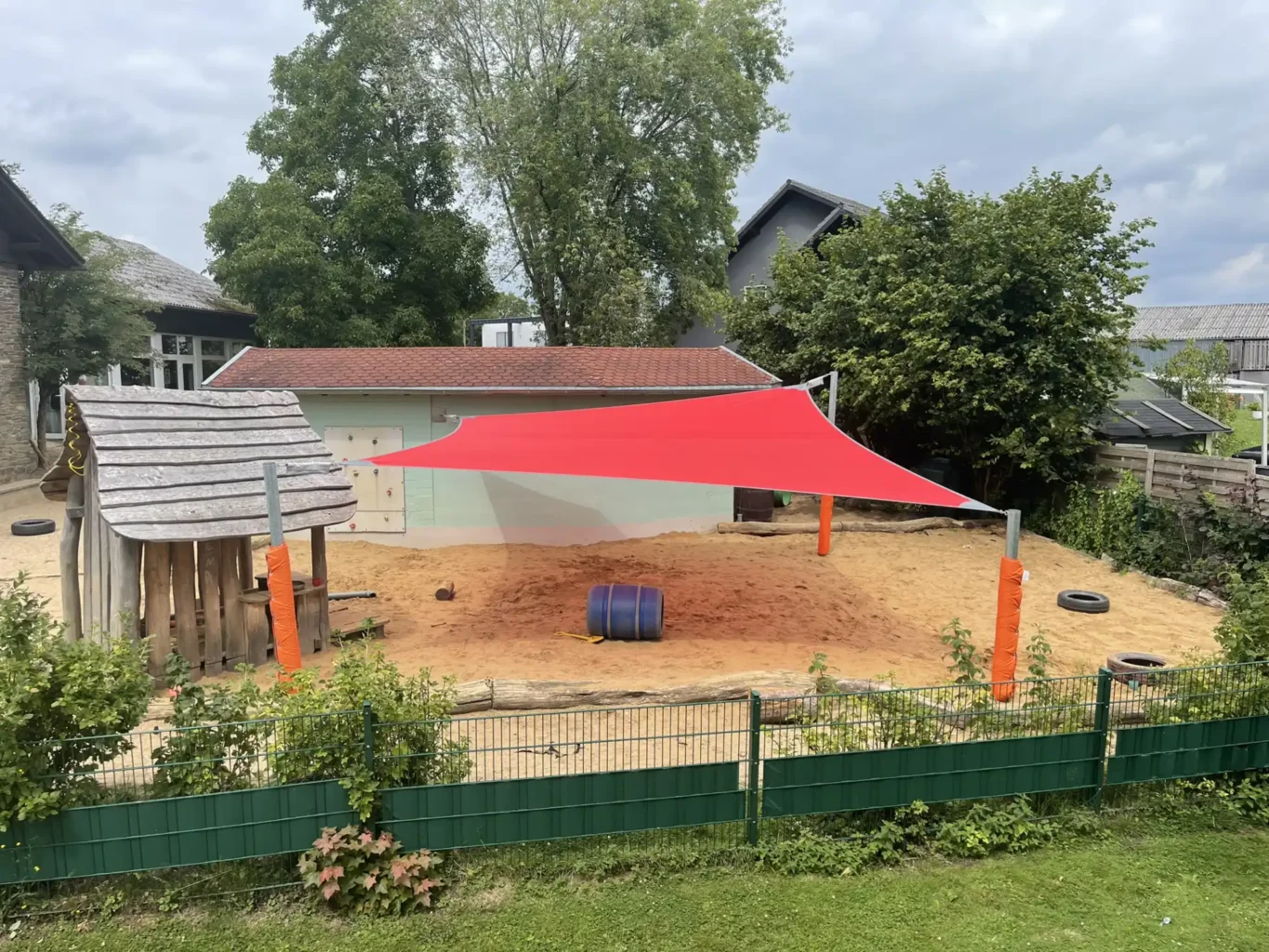 Sonnensegel über einem Spielplatz.