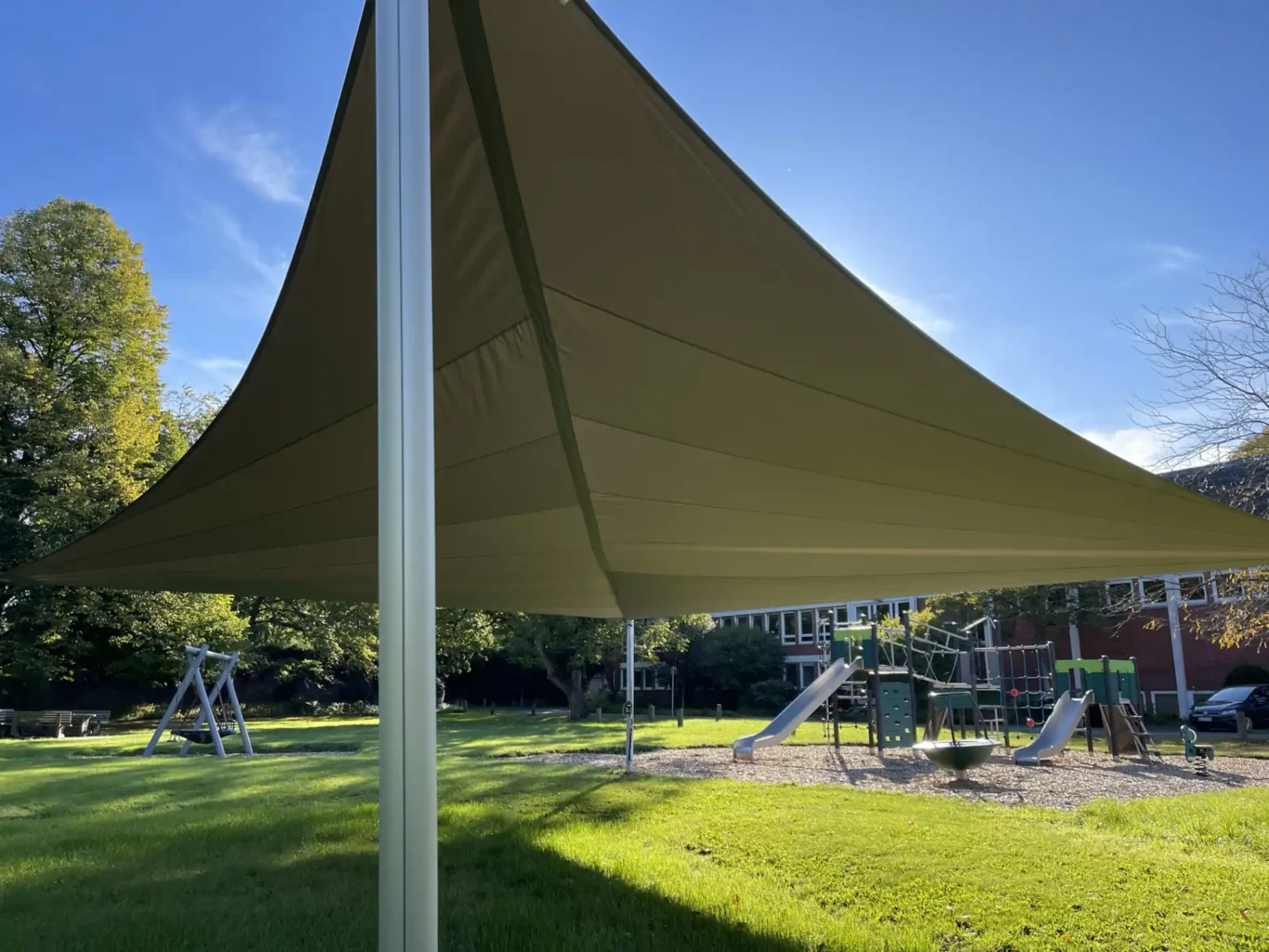 Freistehendes Sonnensegel am Spielplatz des Kindergartens.