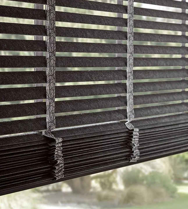 Jalousie aus Filz-Stoff.