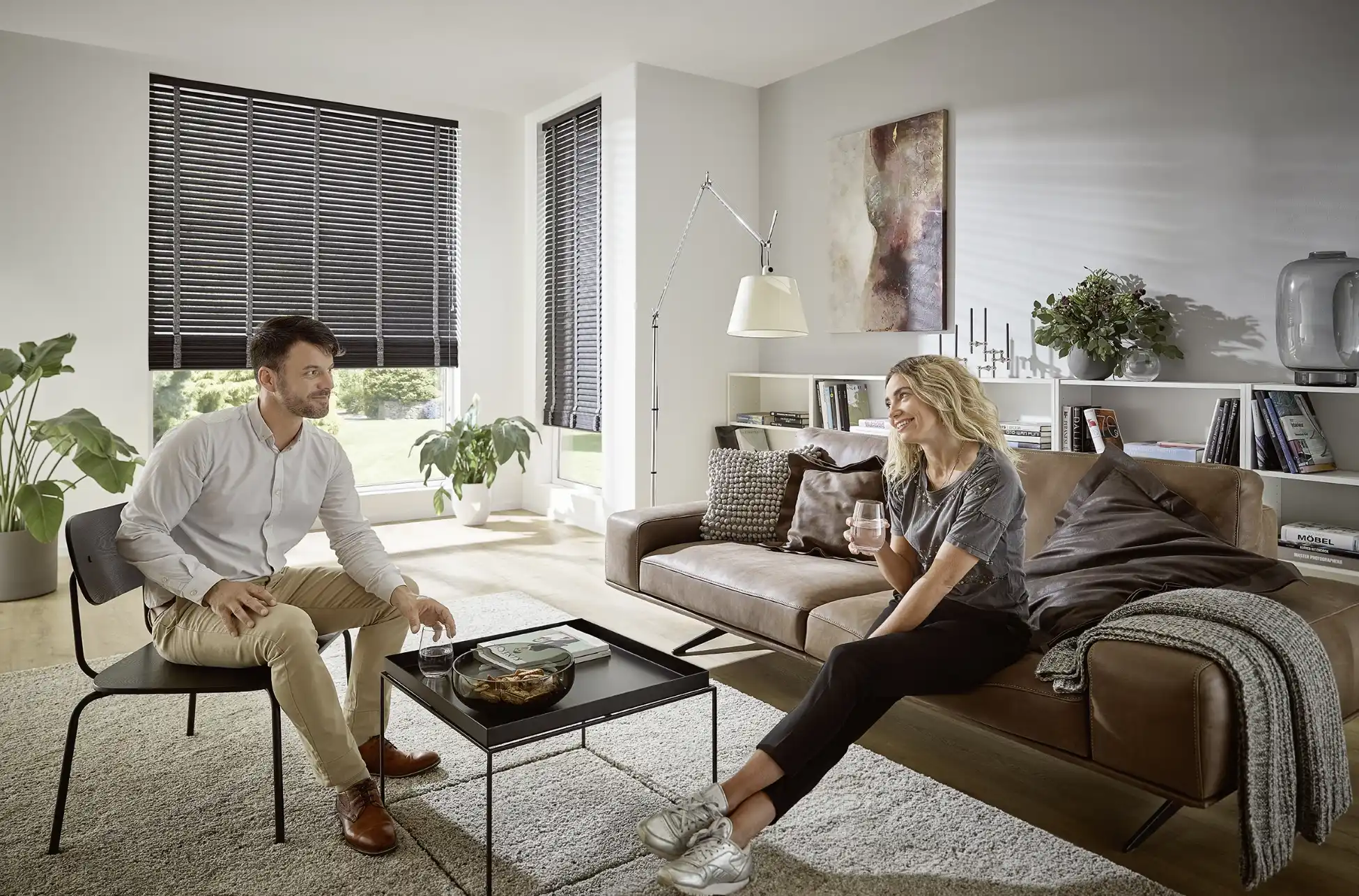 Elegante Kücheneinrichtung mit abdunkelnden Jalousien