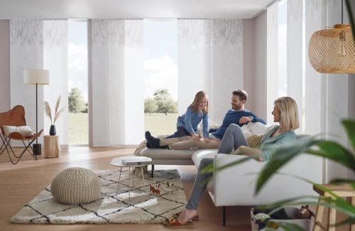 Lichtdurchflutetes Wohnzimmer mit Flächenvorhängen