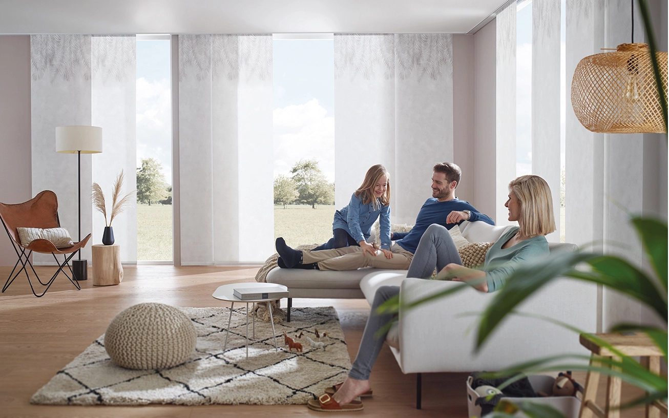 Lichtdurchflutetes Wohnzimmer mit Flächenvorhängen