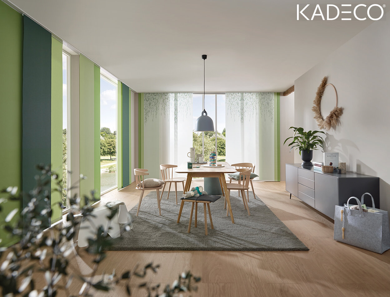 Wohnzimmer mit stilvollen Vorhängen Flächenvorhänge in verschiedenen Grüntönen